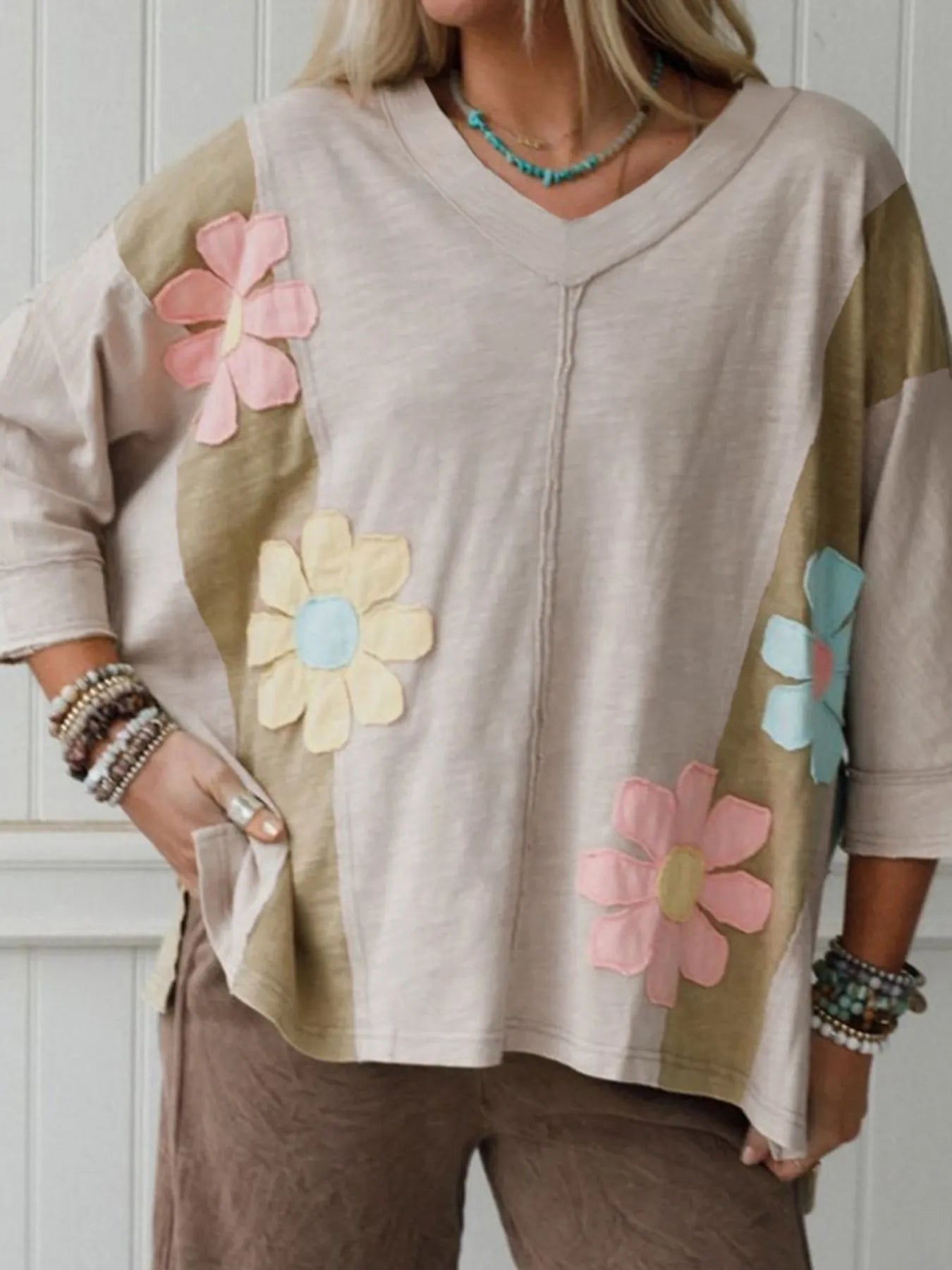 Floral Patch Color Block V-Neck T-Shirt - Fashorio