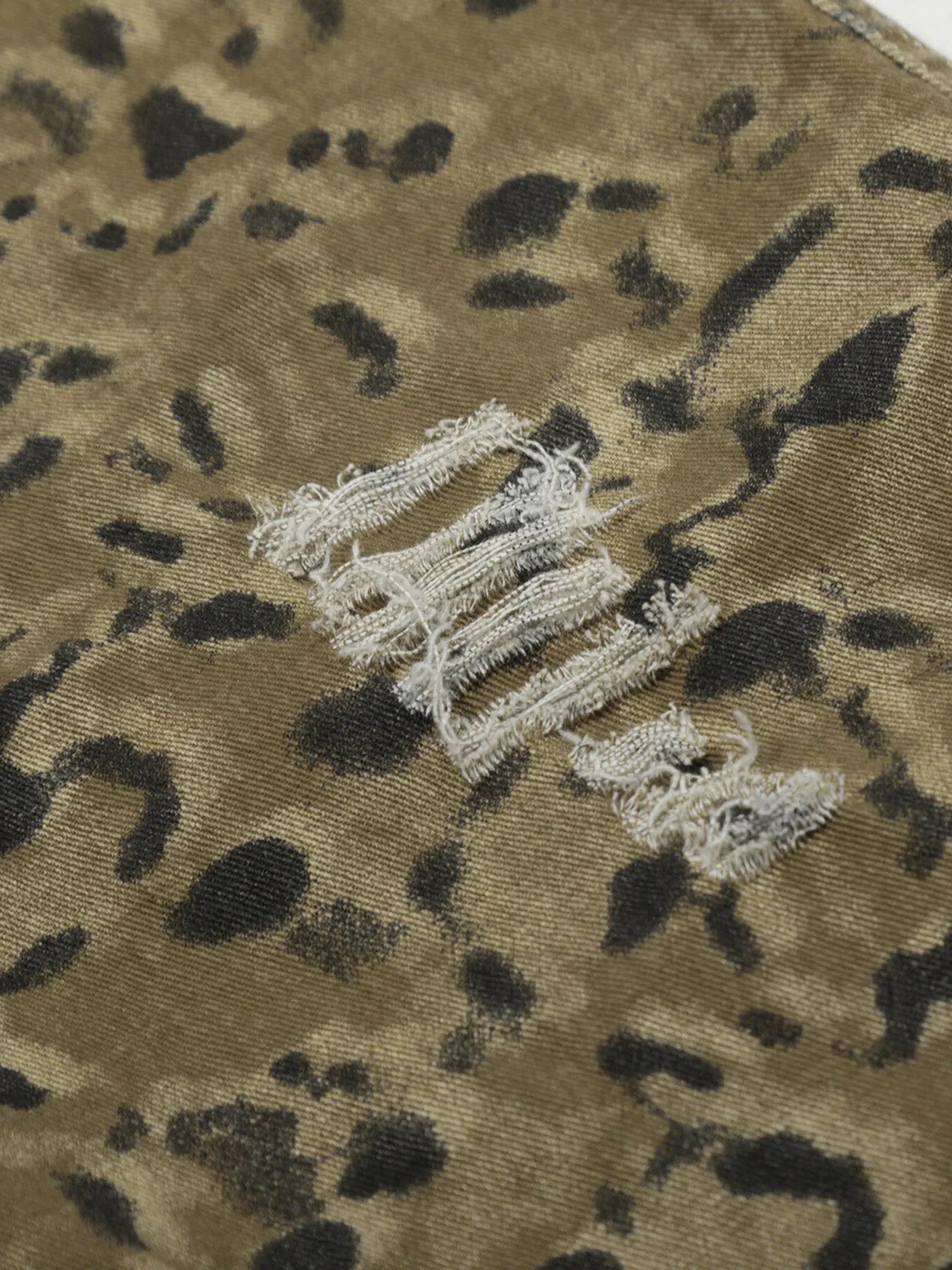 Men's Camouflage Denim Shorts with Raw Hem - Fashorio