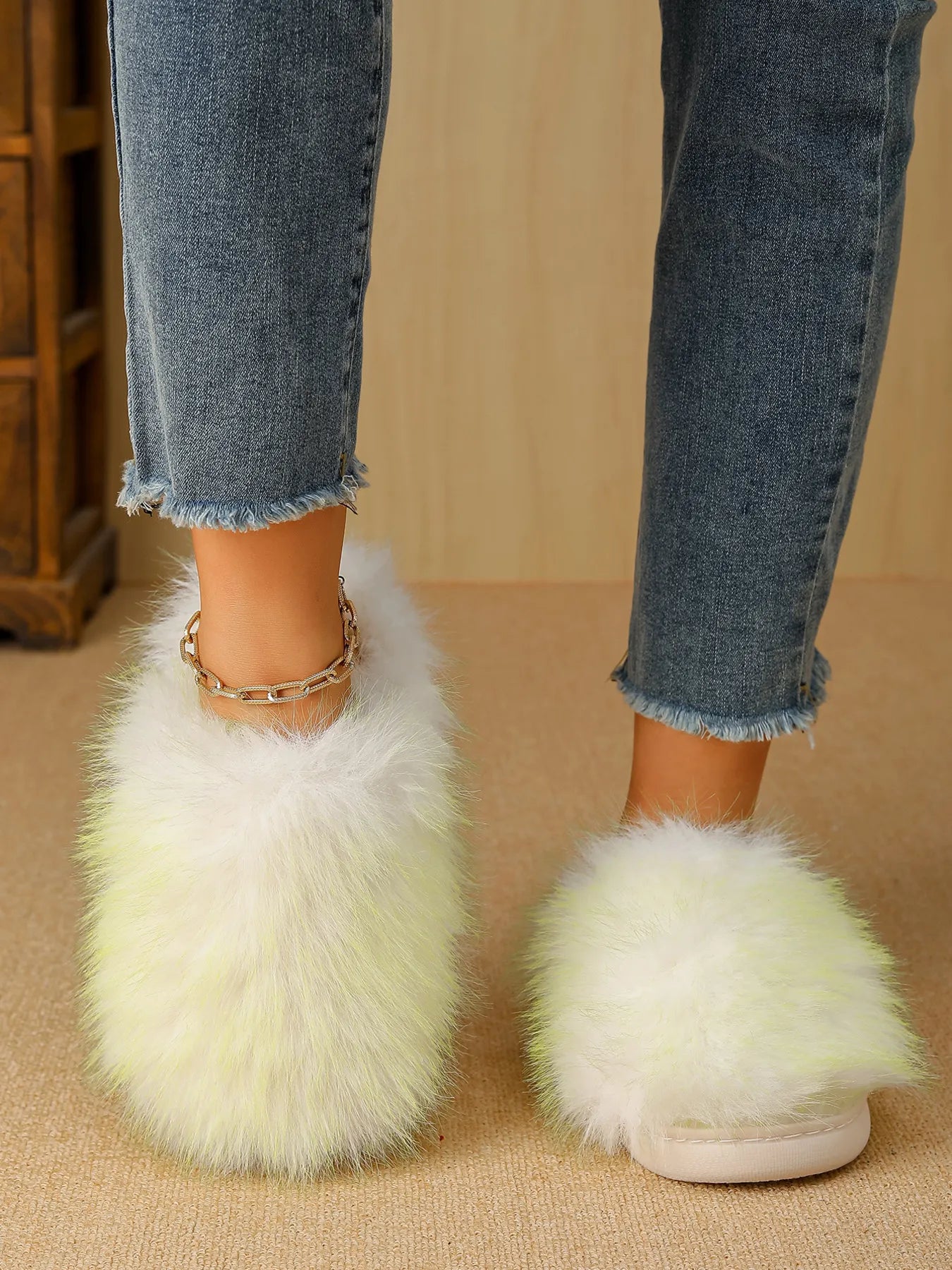 Fuzzy Round Toe Slippers - Fashorio