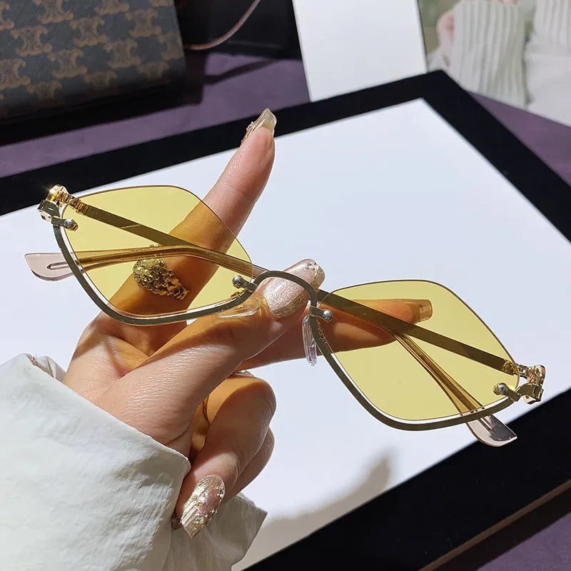 Cat Eye Sunglasses with Gold Metal Frame styleE One Size - Fashorio