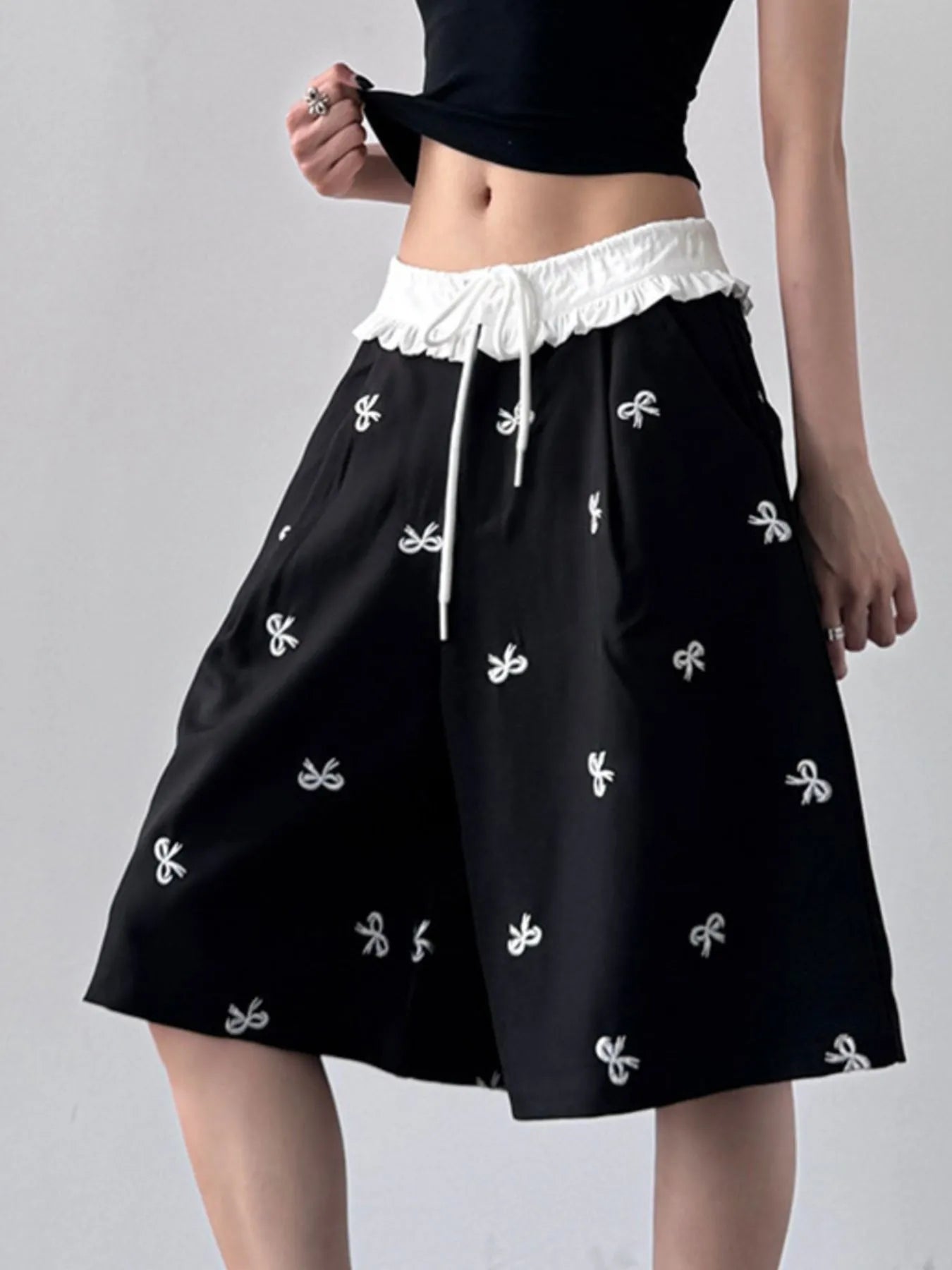 Bow Print Wide Leg Shorts with Contrast Ruffle Waistband - Fashorio