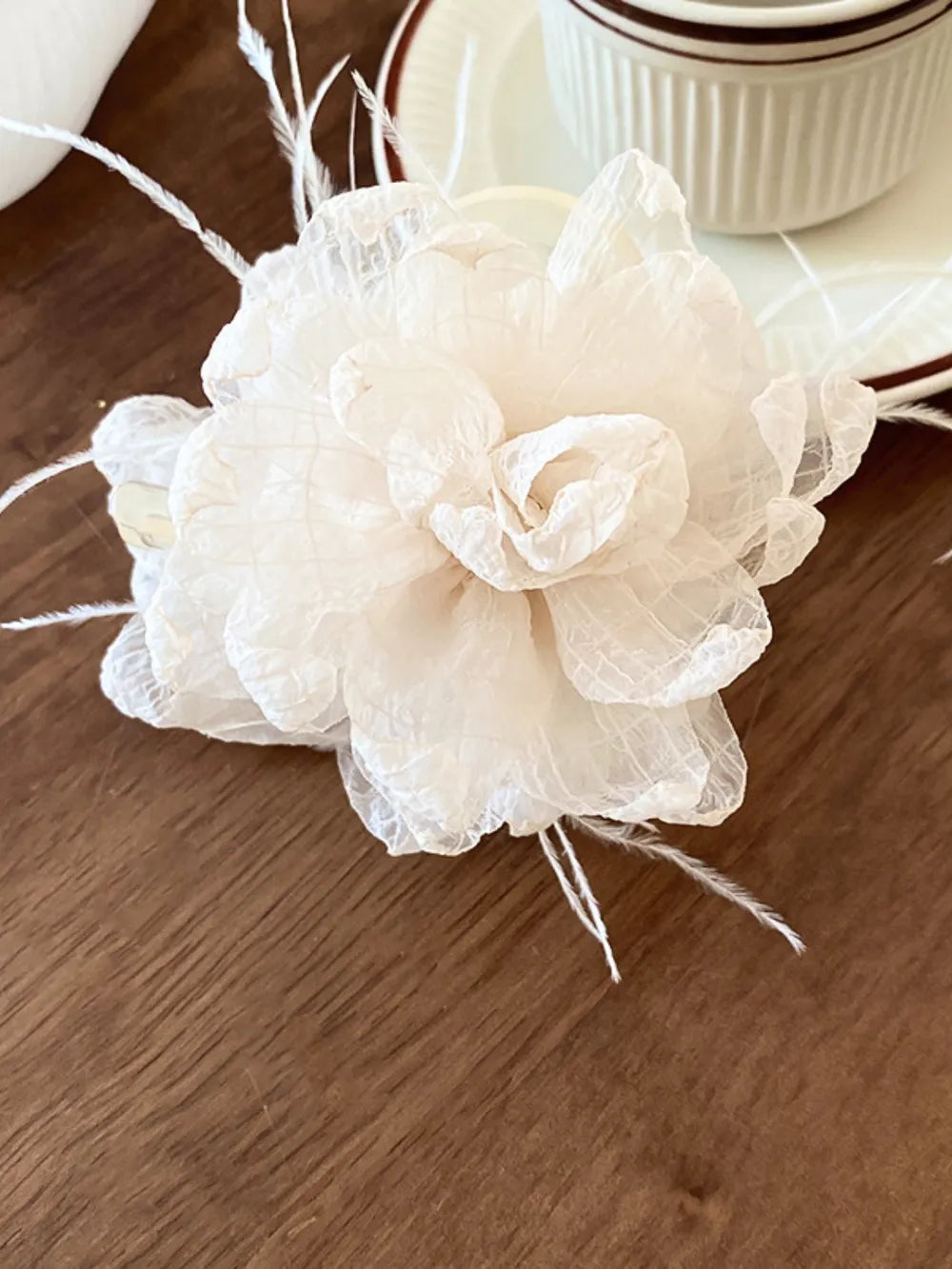 Feather Trim Flower Shape Hair Claw Clip Ivory One Size - Fashorio