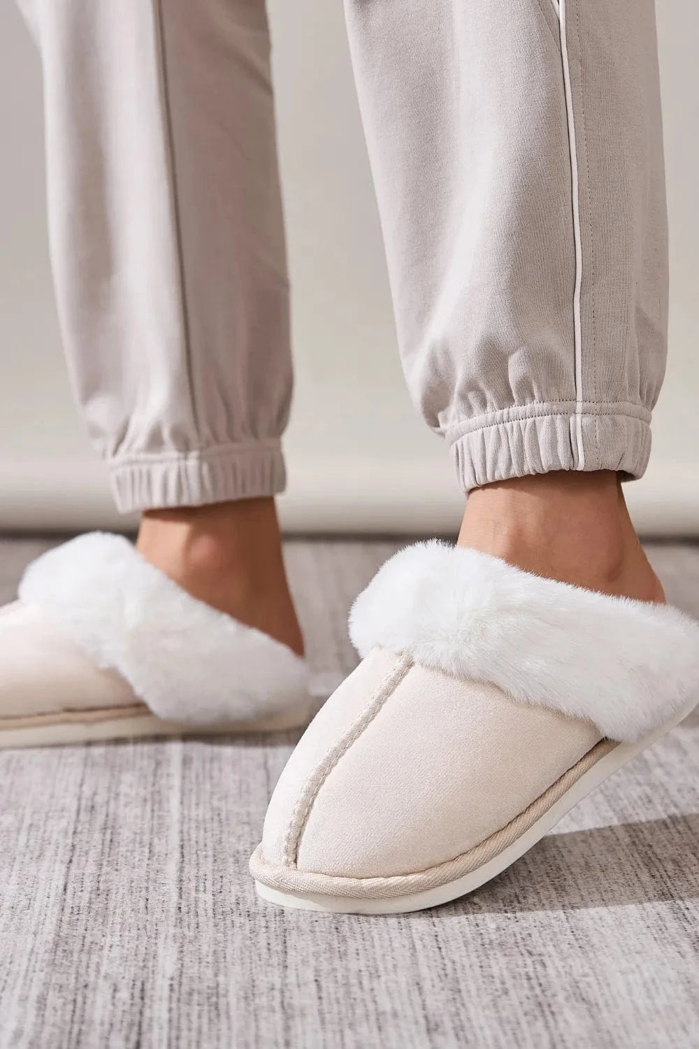 Faux Fur Round Toe Slippers Beige - Fashorio