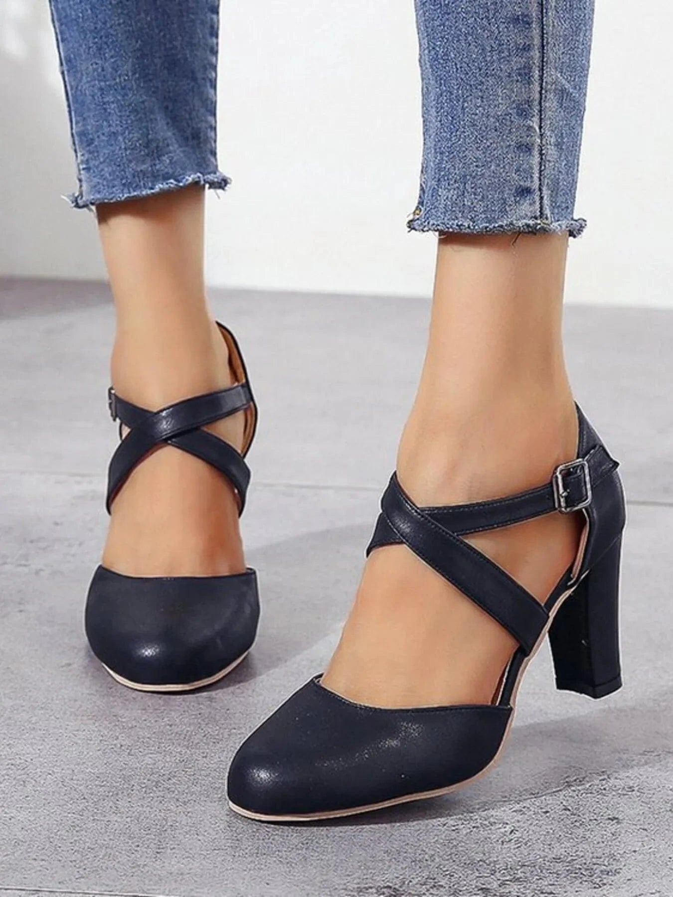 Cross-Strap Block Heel Pumps Black - Fashorio