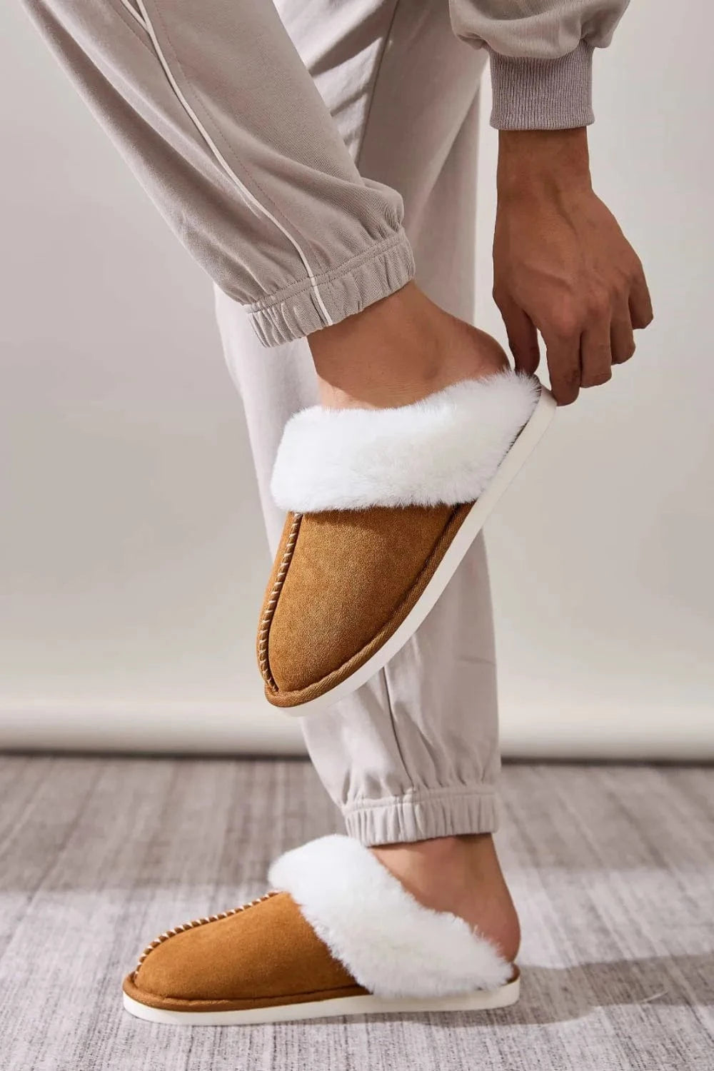 Faux Fur Round Toe Slippers Caramel - Fashorio