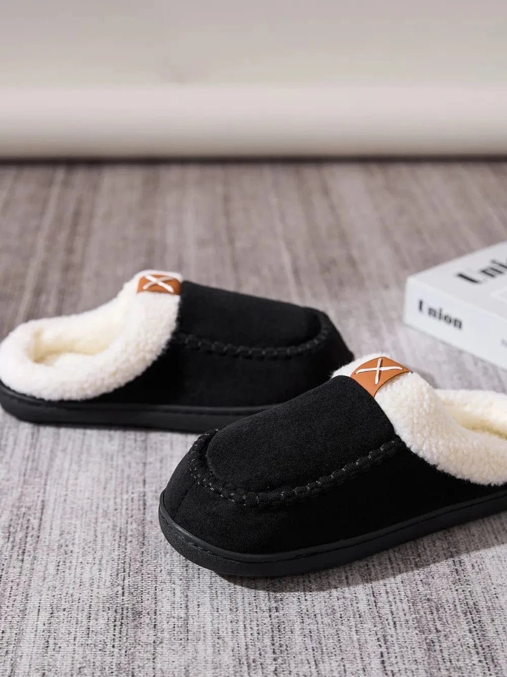 Contrast Round Toe Flat Slippers - Fashorio