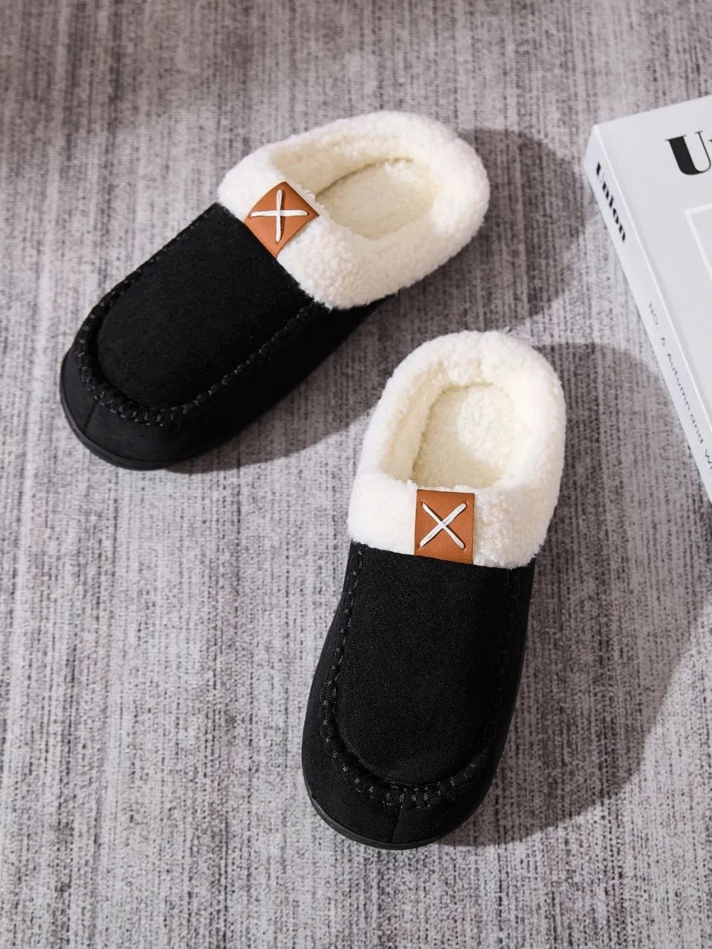 Contrast Round Toe Flat Slippers - Fashorio