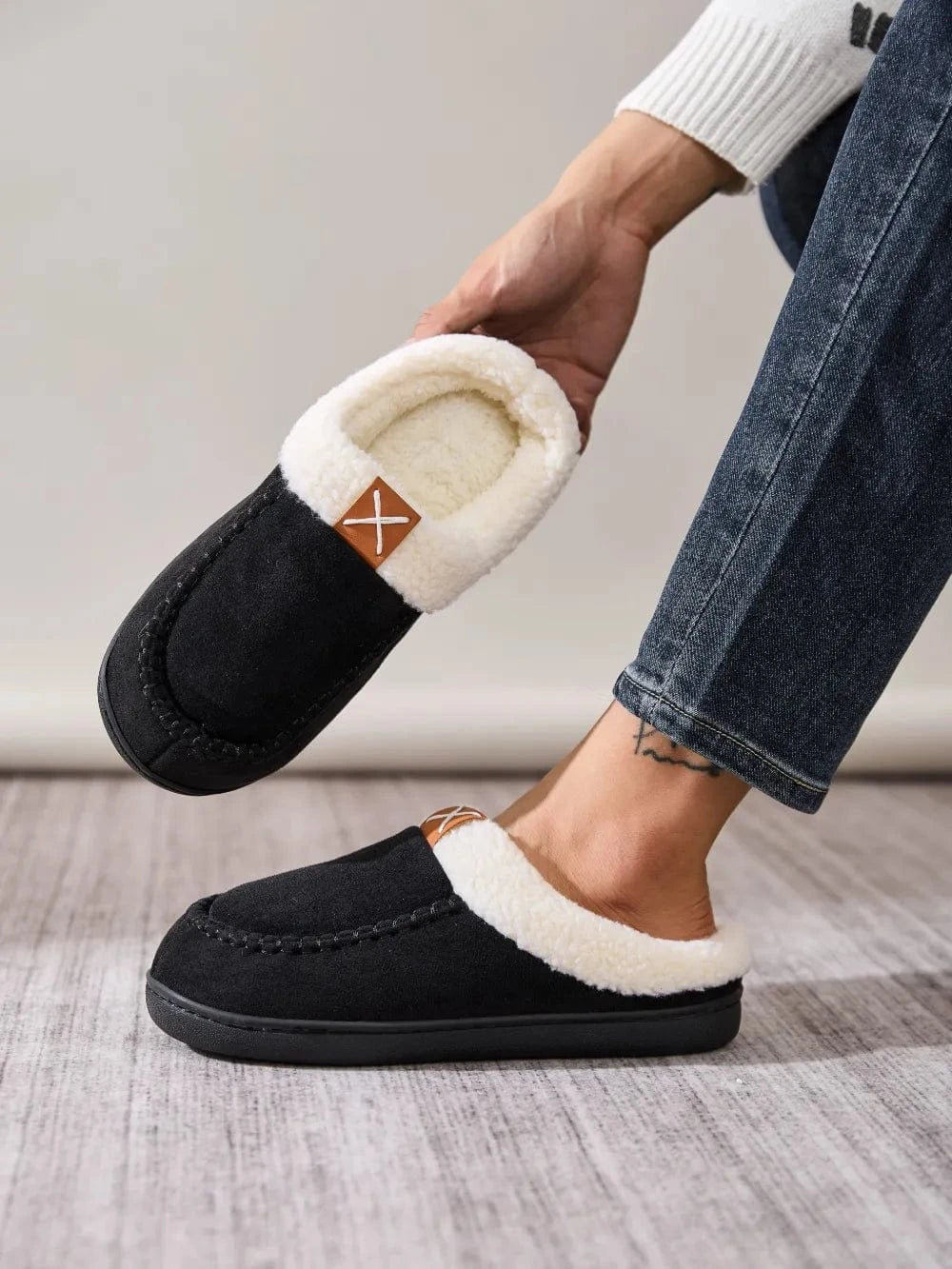 Contrast Round Toe Flat Slippers - Fashorio