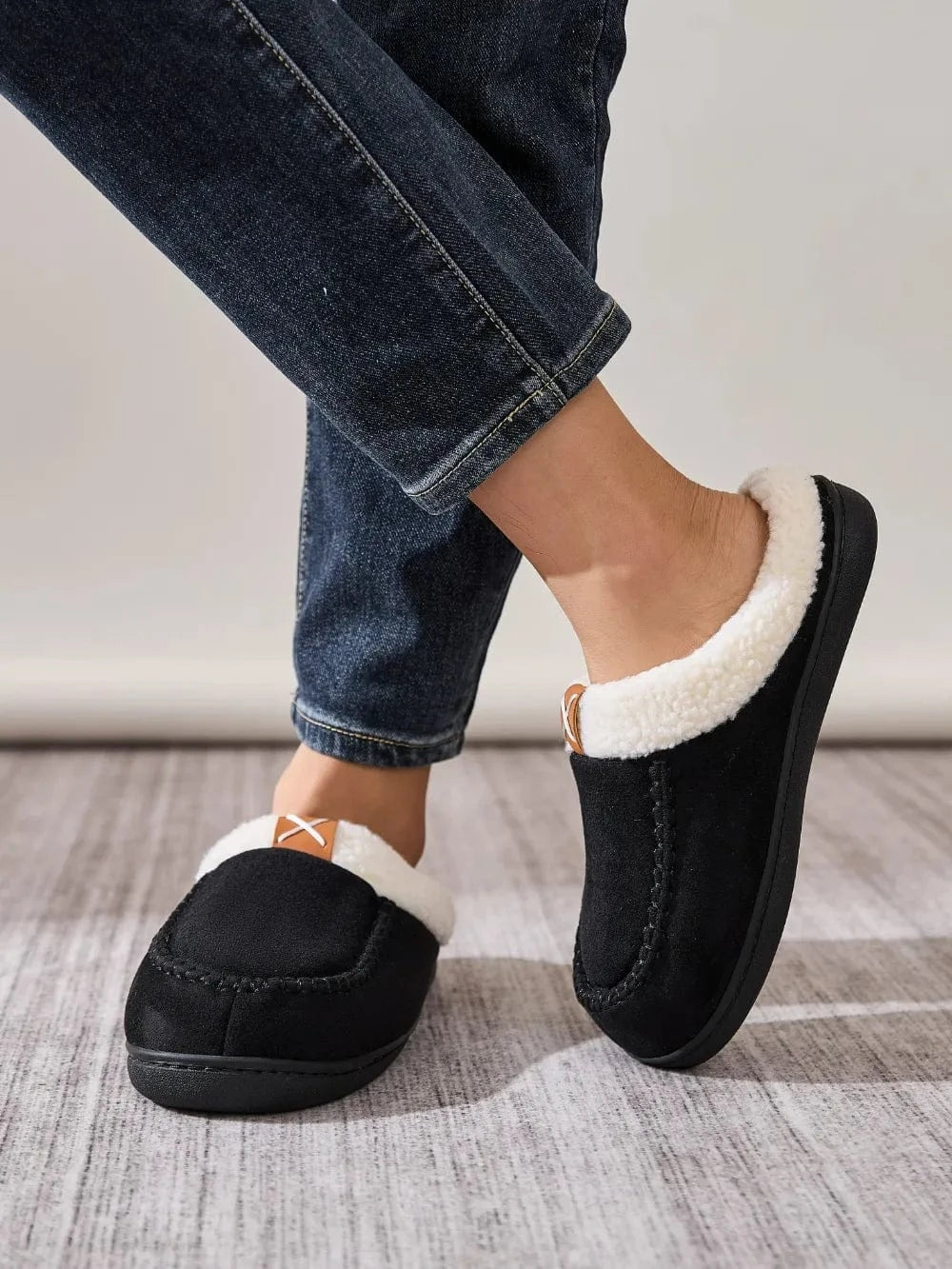 Contrast Round Toe Flat Slippers - Fashorio