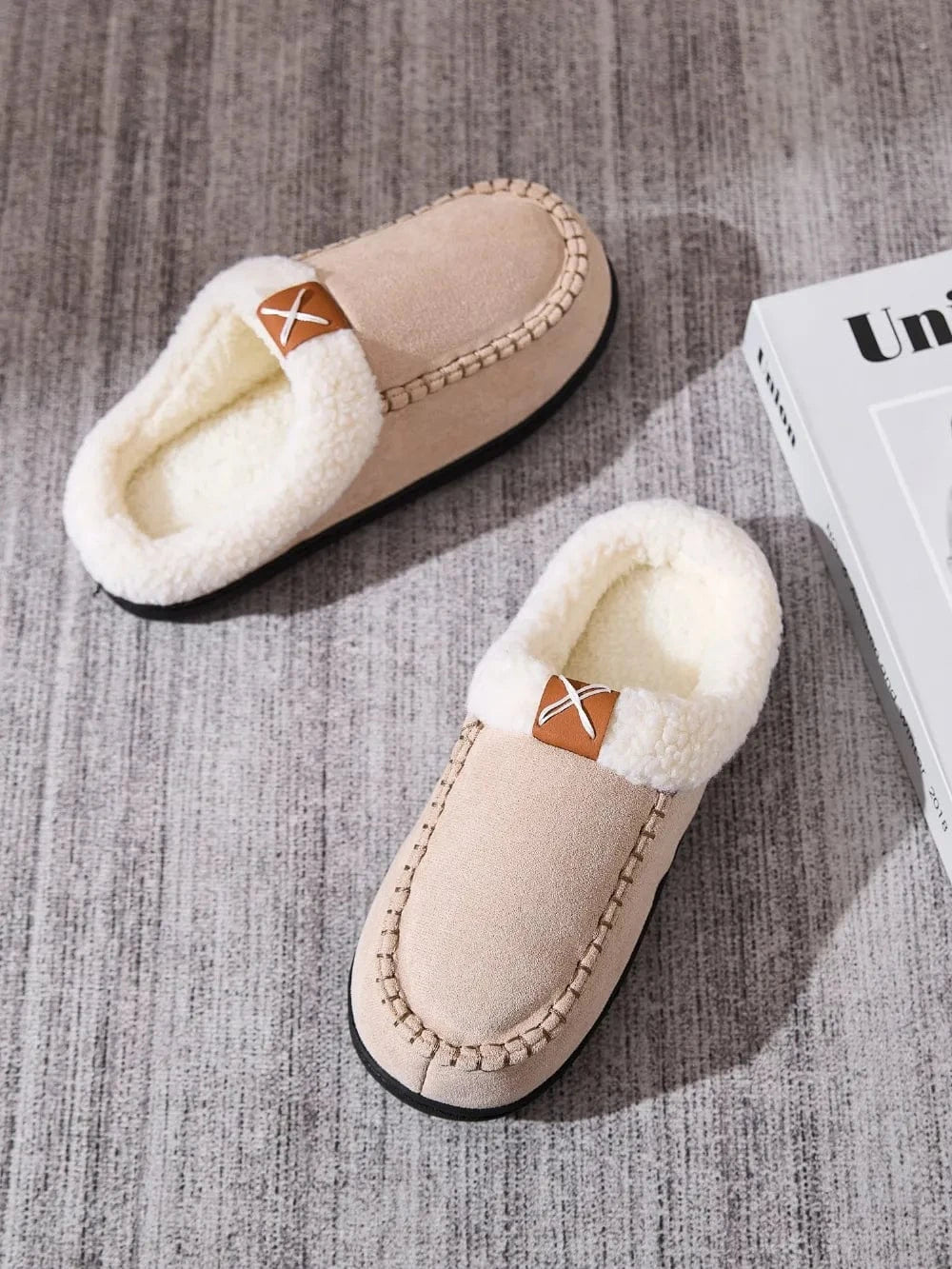 Contrast Round Toe Flat Slippers - Fashorio