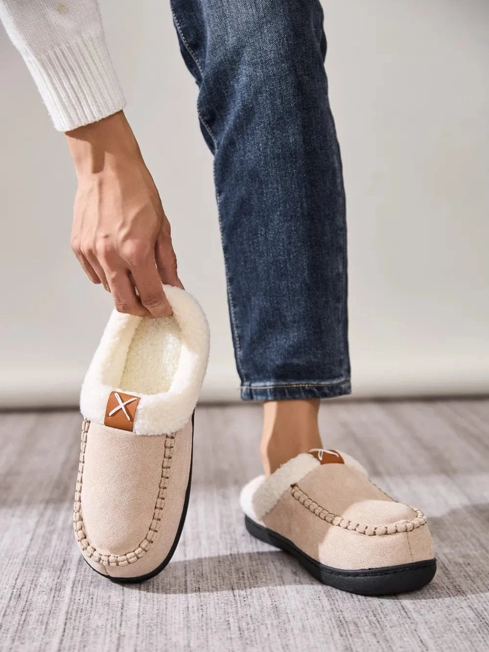 Contrast Round Toe Flat Slippers - Fashorio