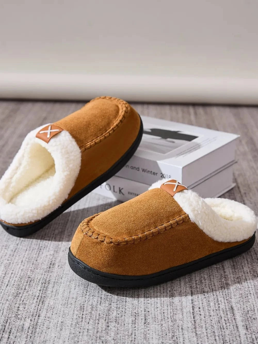 Contrast Round Toe Flat Slippers - Fashorio