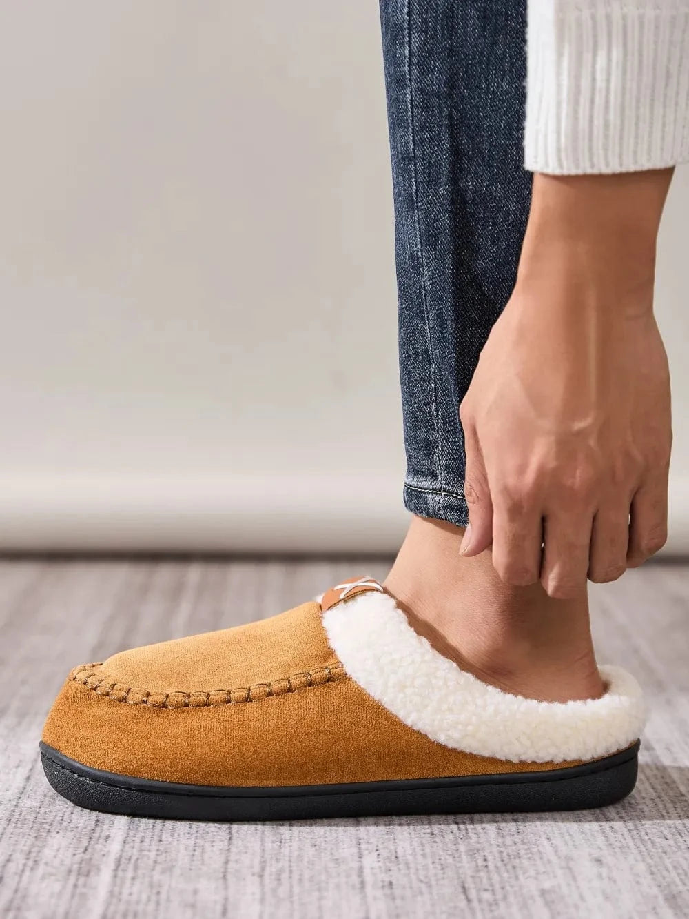 Contrast Round Toe Flat Slippers - Fashorio