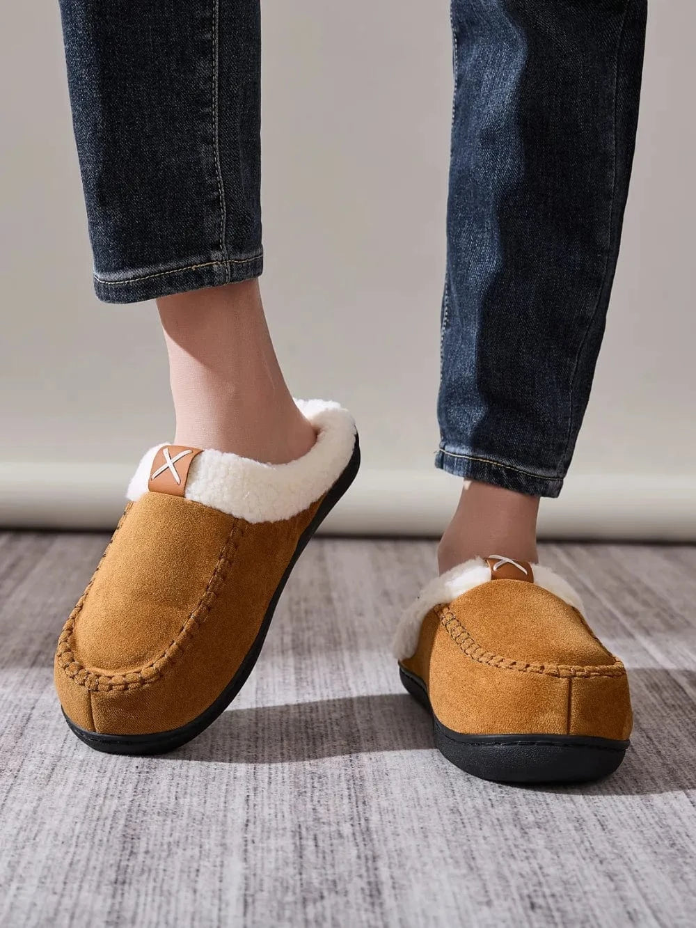 Contrast Round Toe Flat Slippers - Fashorio
