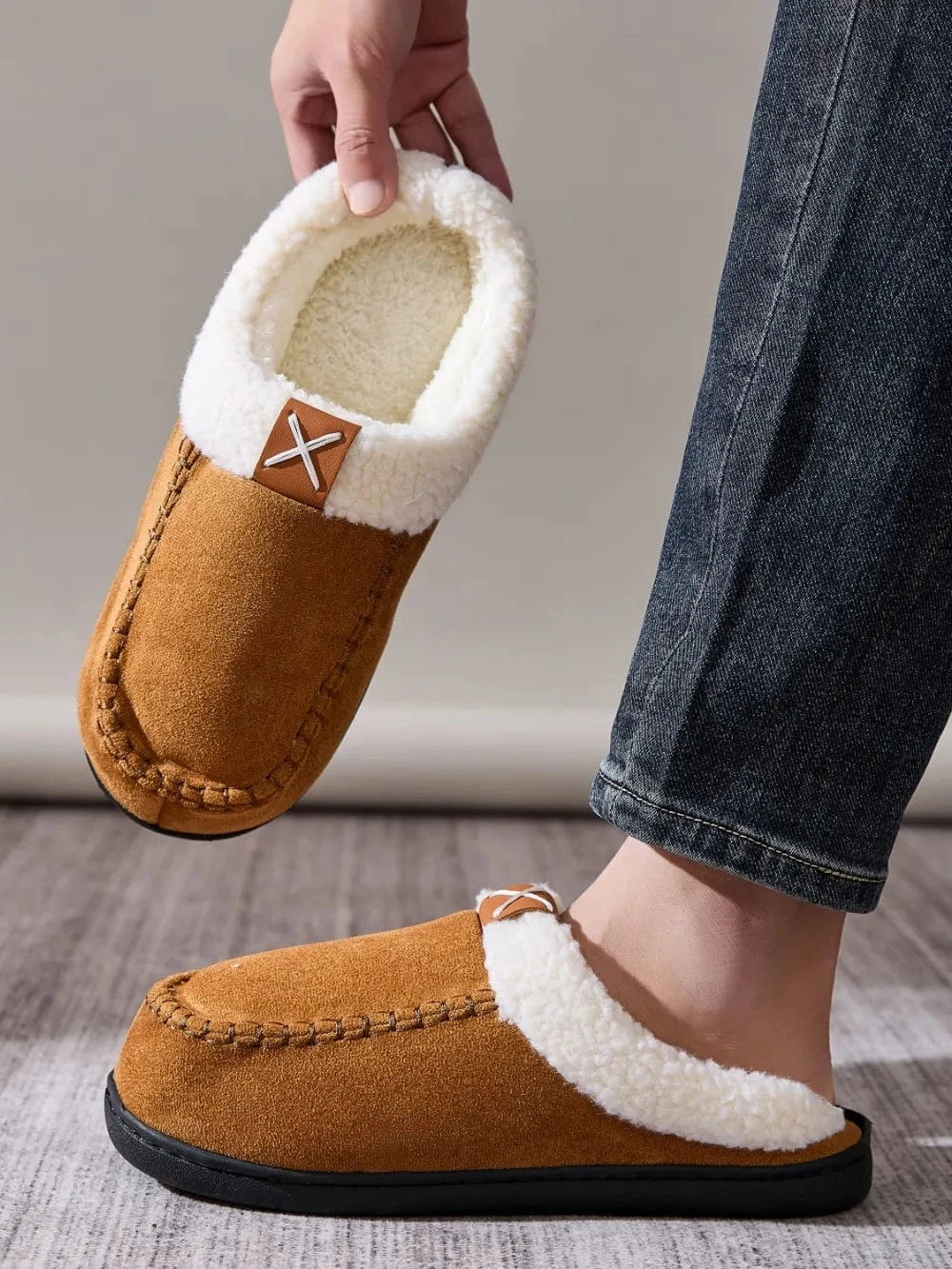Contrast Round Toe Flat Slippers - Fashorio