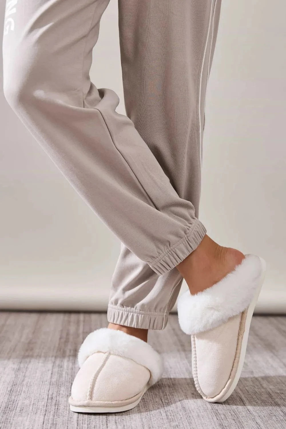 Faux Fur Round Toe Slippers - Fashorio