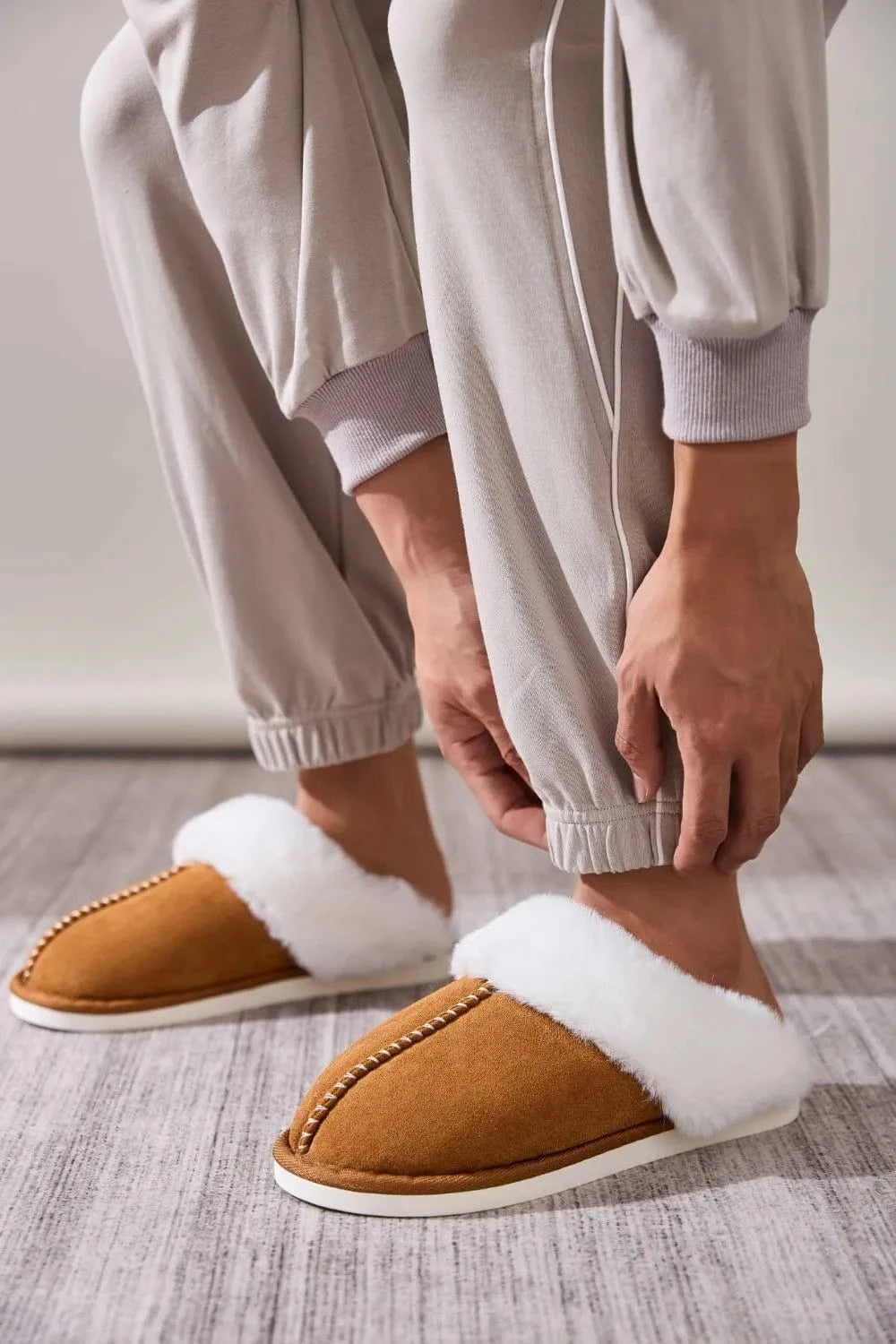 Faux Fur Round Toe Slippers - Fashorio