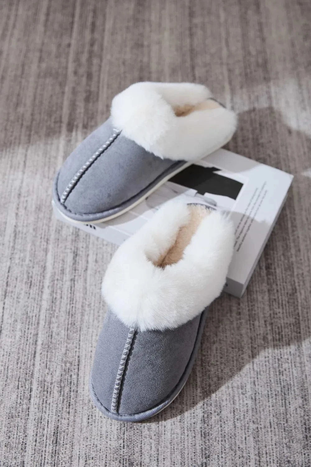 Faux Fur Round Toe Slippers - Fashorio
