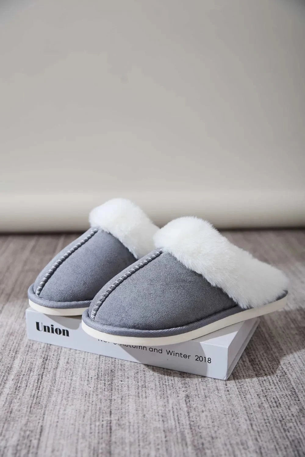 Faux Fur Round Toe Slippers - Fashorio