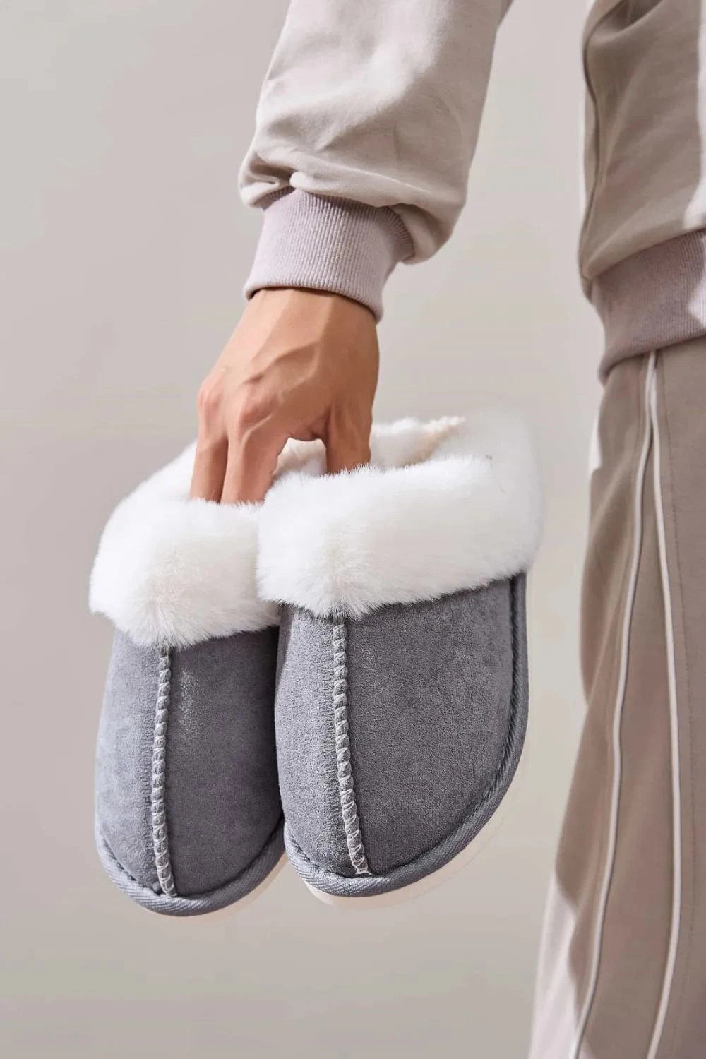 Faux Fur Round Toe Slippers - Fashorio