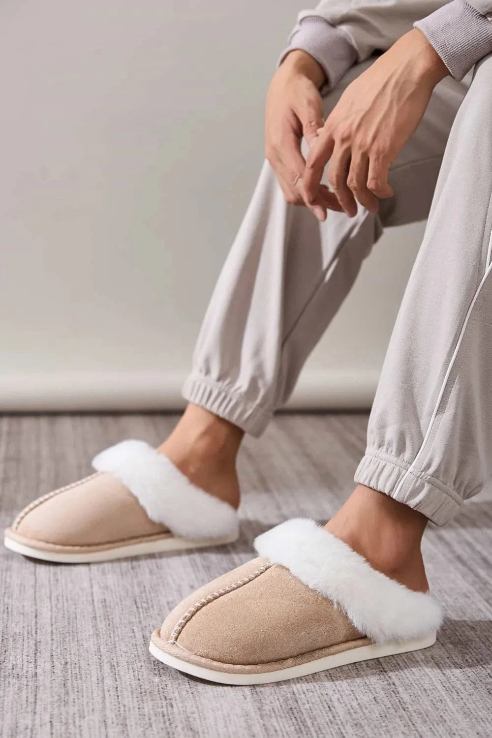 Faux Fur Round Toe Slippers - Fashorio