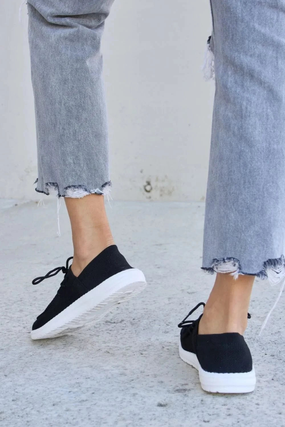 Forever Link Flat Round Toe Lace-Up Sneakers - Fashorio
