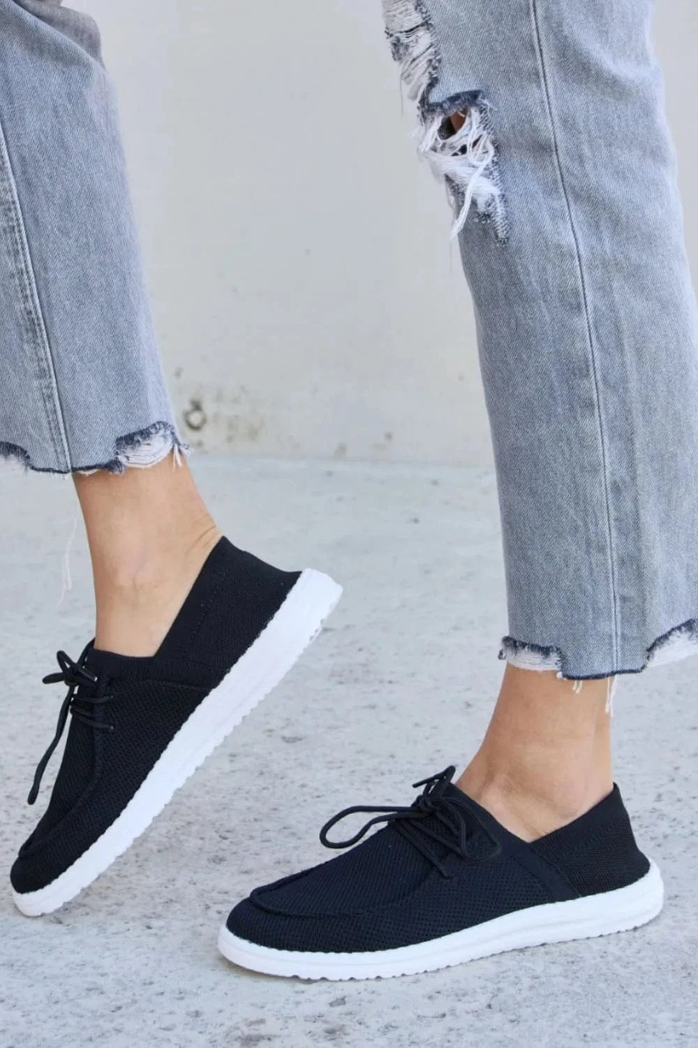 Forever Link Flat Round Toe Lace-Up Sneakers - Fashorio