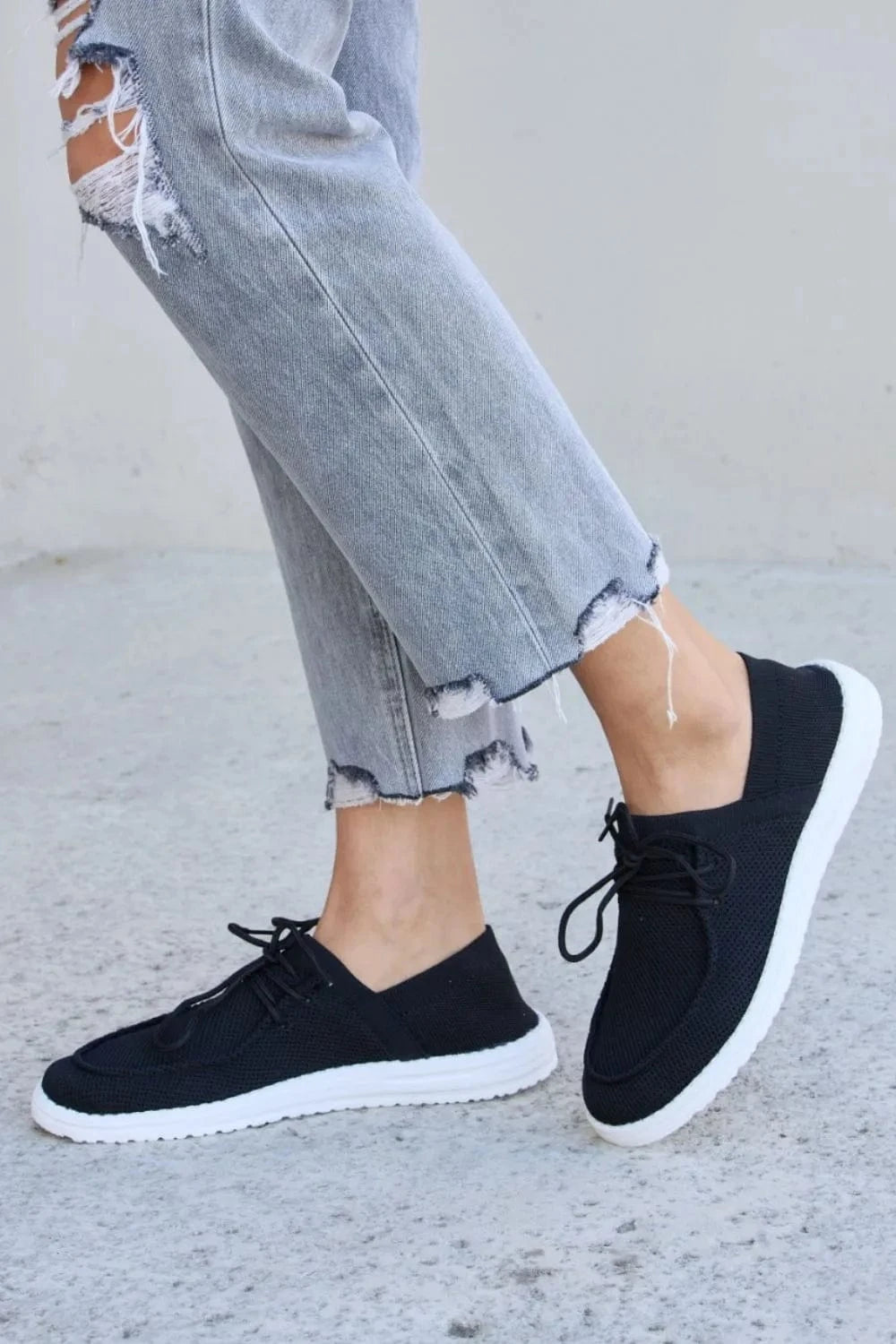 Forever Link Flat Round Toe Lace-Up Sneakers - Fashorio