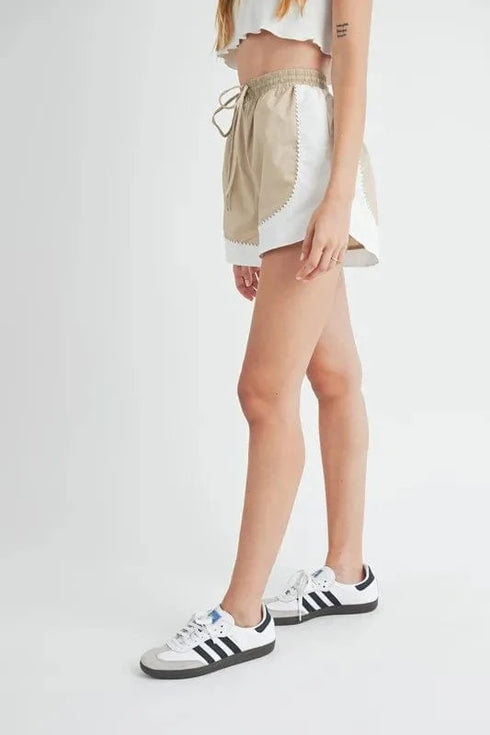 MABLE Drawstring Waist Contrast Trim Detail Shorts - Fashorio