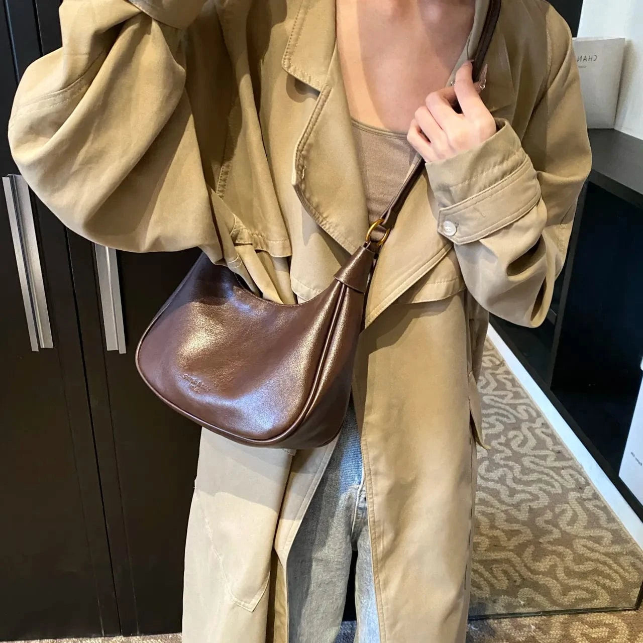 Curved Leather Shoulder Bag Coffee onesize - Fashorio