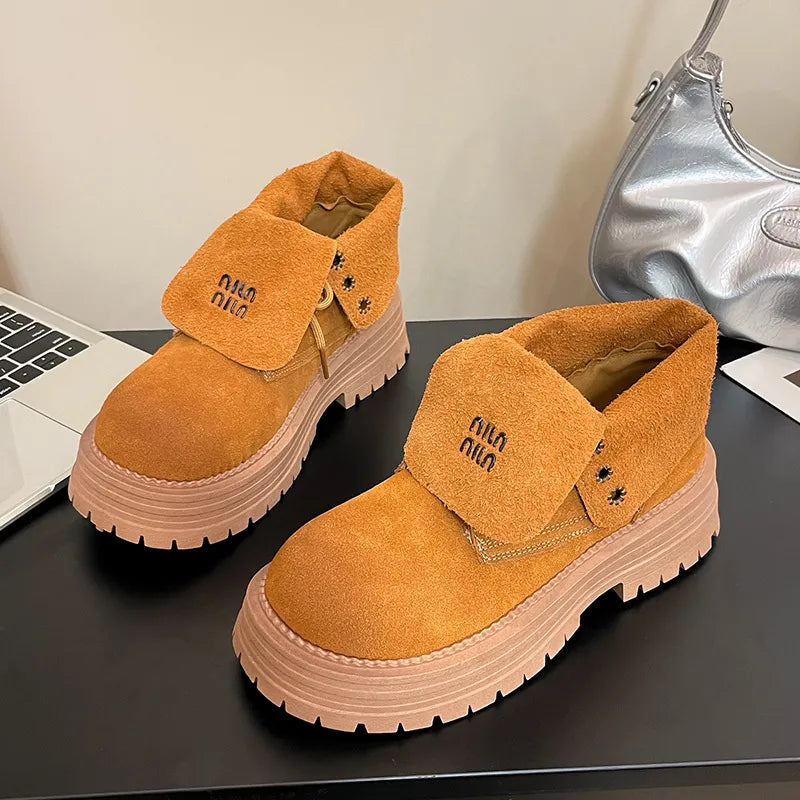 Lace up platform boots sole and tread detail