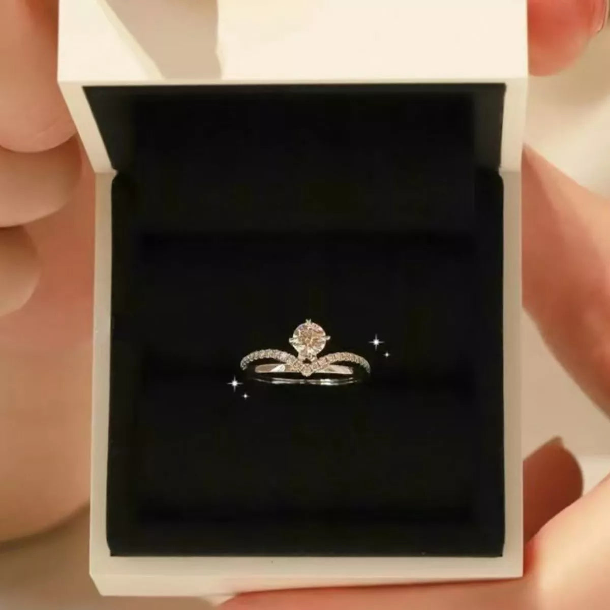 Close up of the moissanite stone and setting