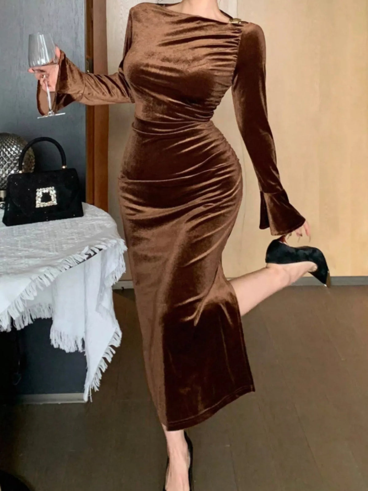 Bodycon velvet midi dress side view