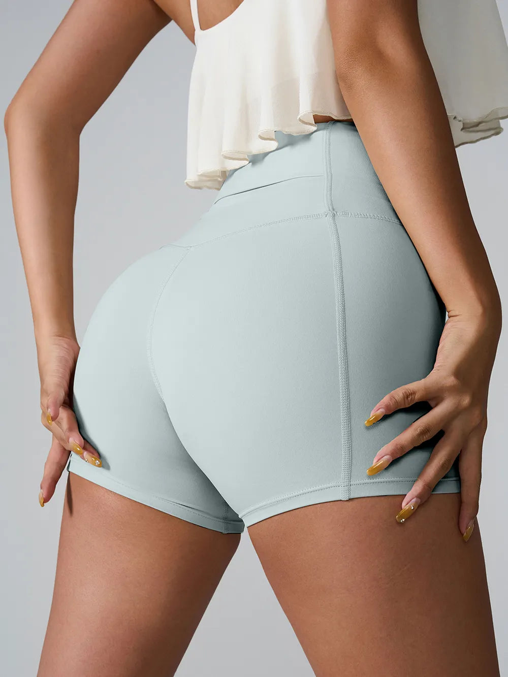 High waist pocket active shorts neckline detail