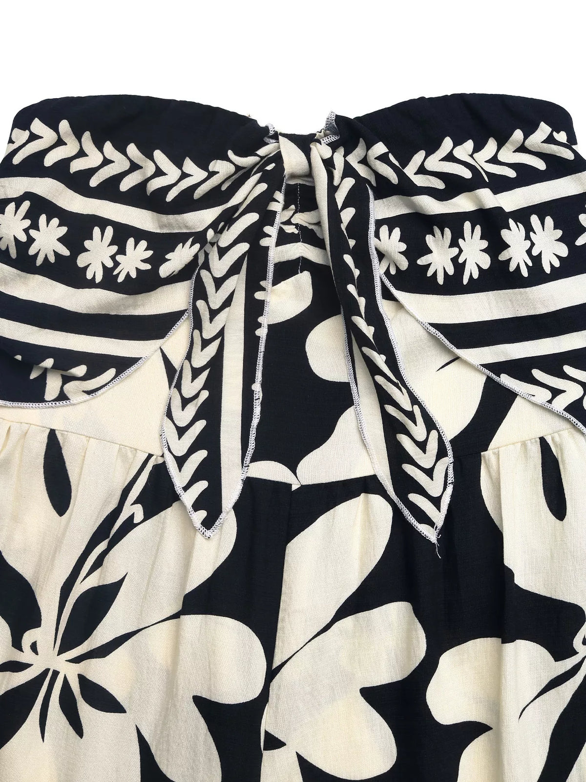 Floral print detail on the viscose blend fabric