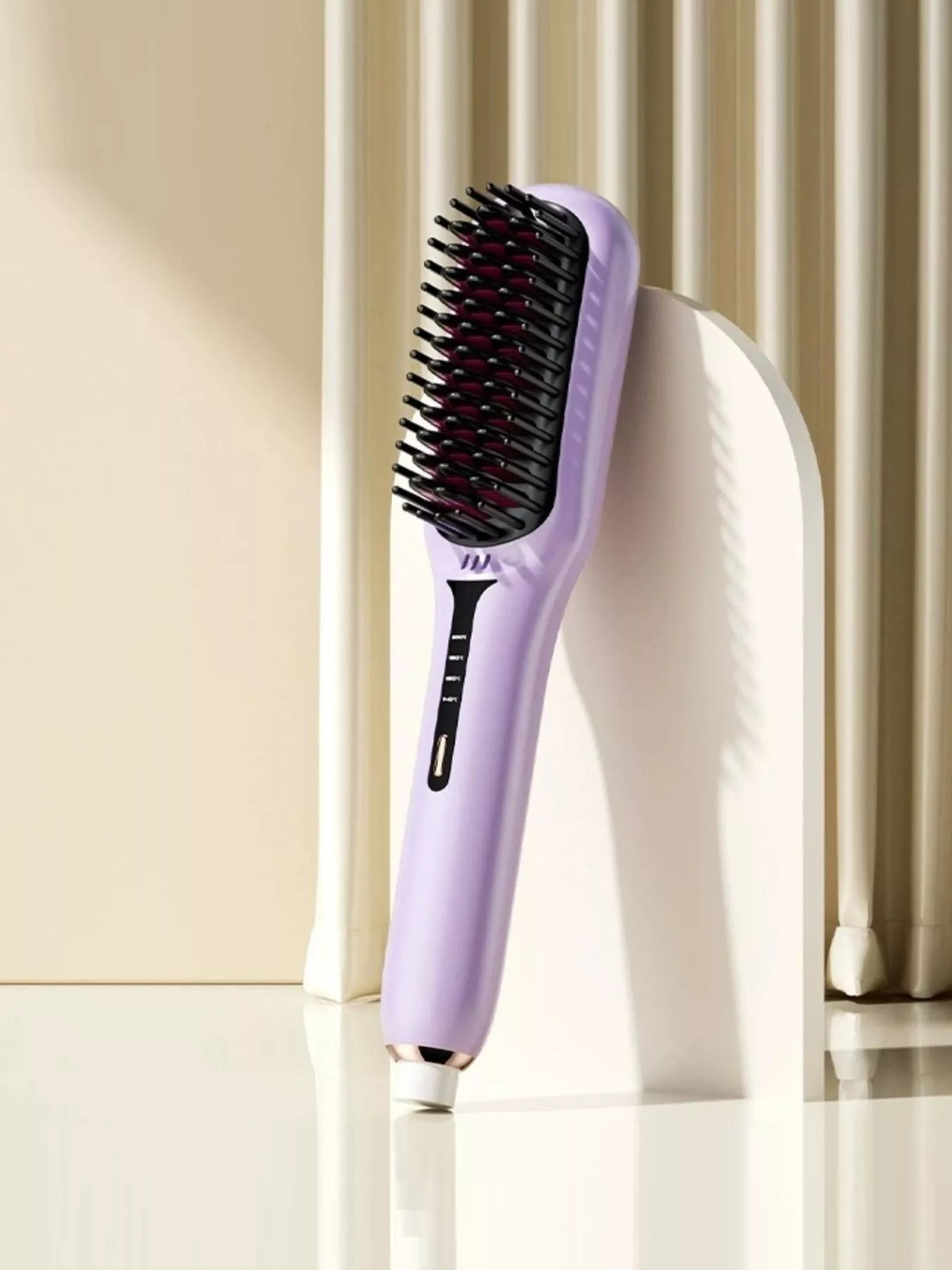Straightening comb held in hand