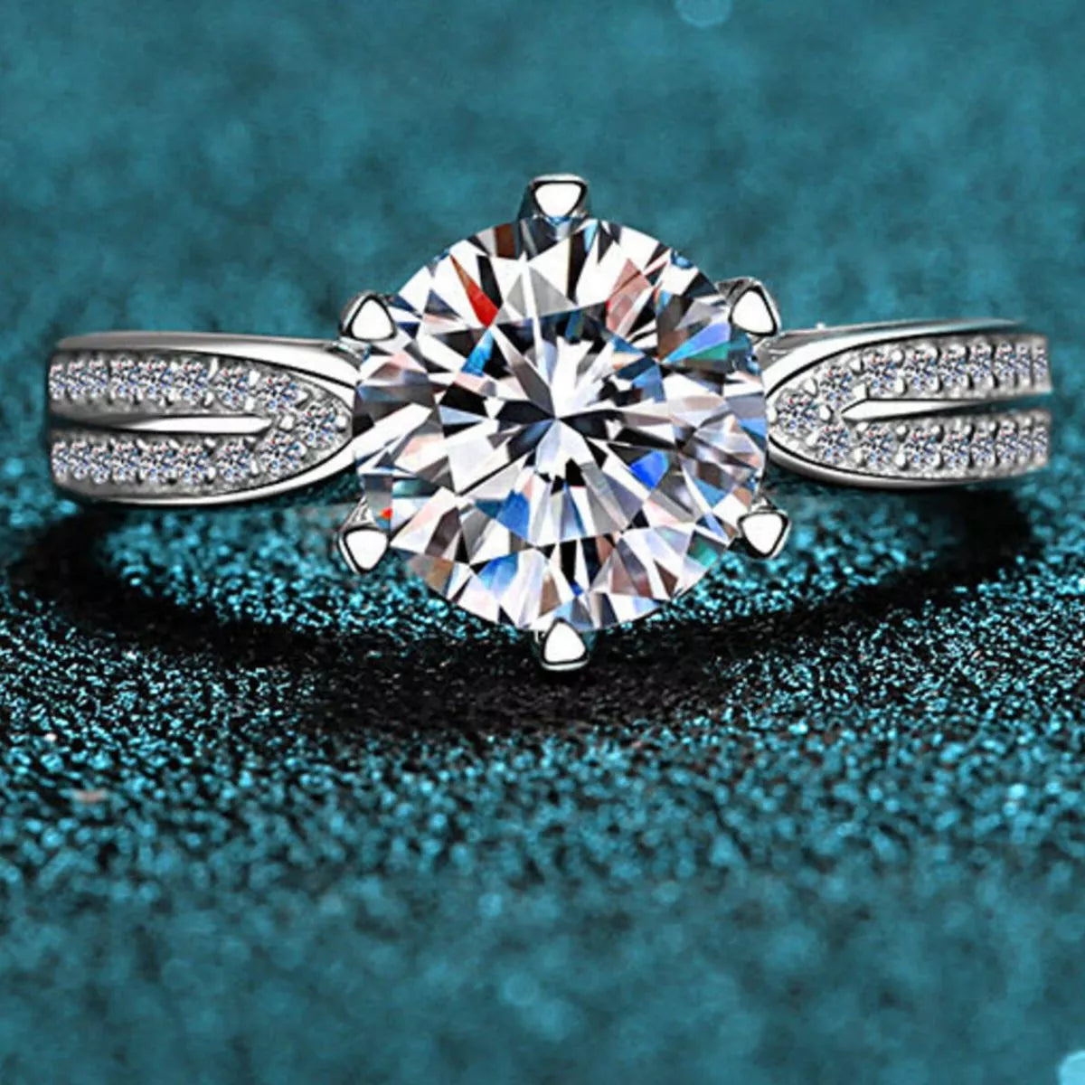 Close view of the moissanite stone and geometric setting