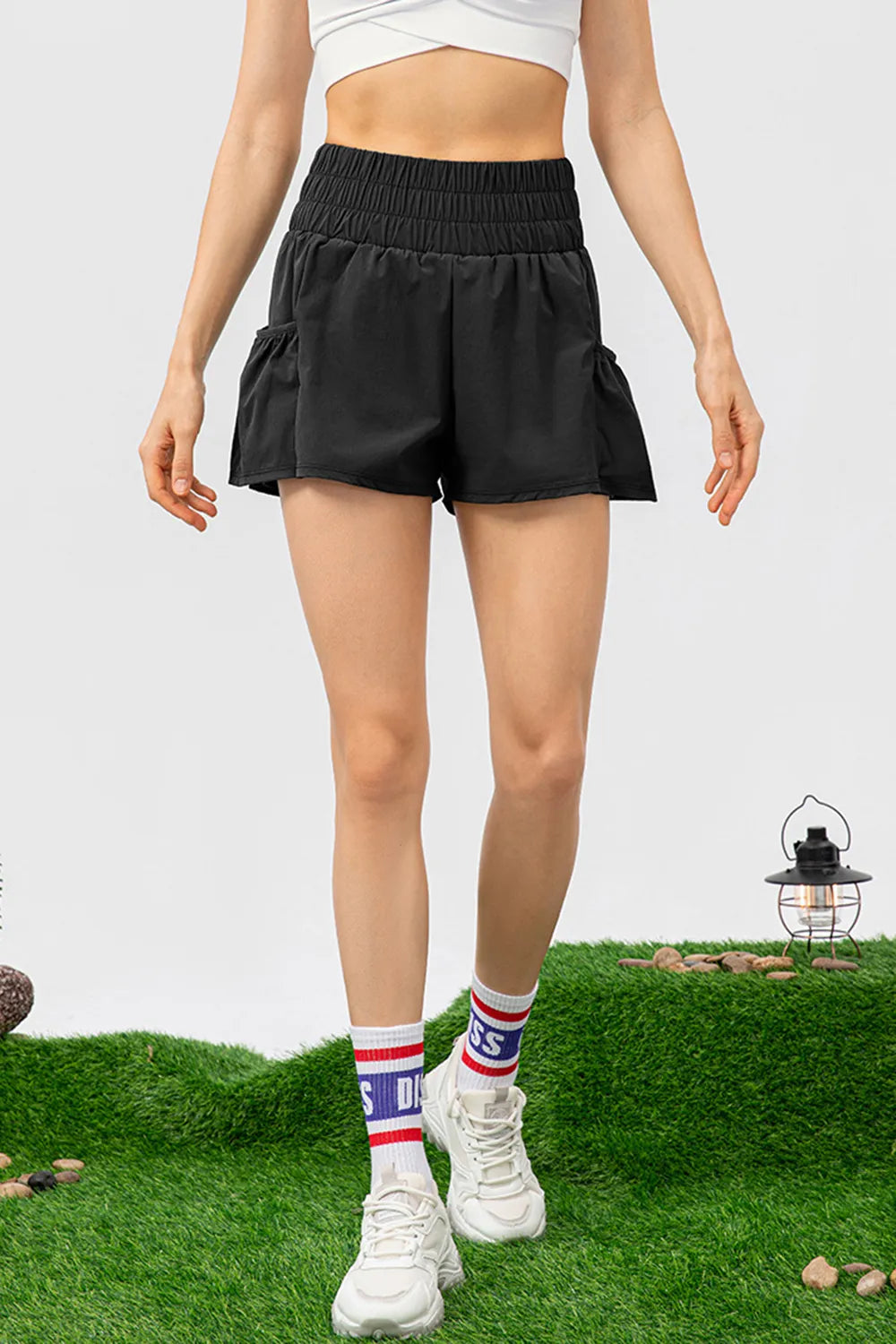 Elastic waist pocketed active shorts cropped detail