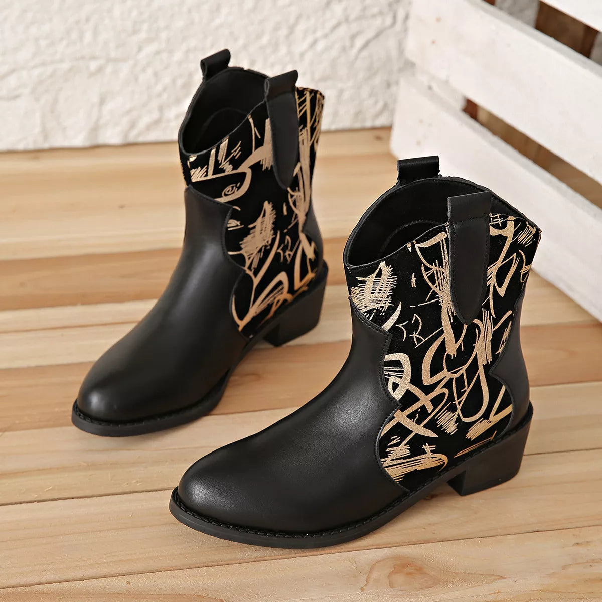 Black point toe block heel boots heel detail