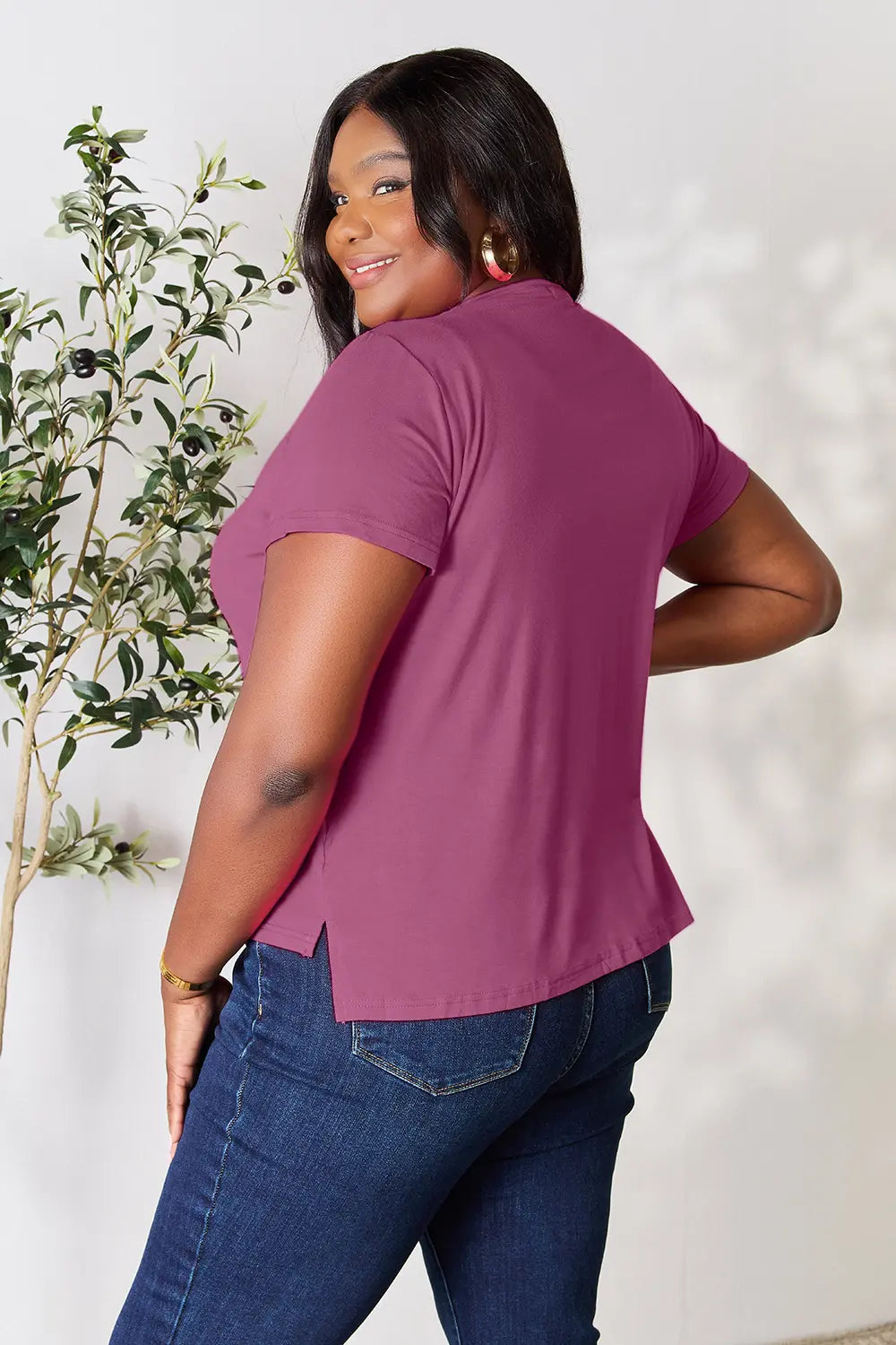 Round neck short sleeve tee flat lay styling