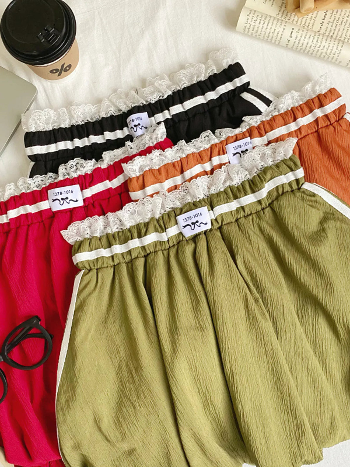 Lace trim elastic waist mini skirt styling detail