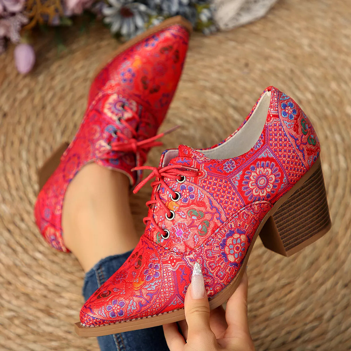 Point toe ankle boots upper stitching detail