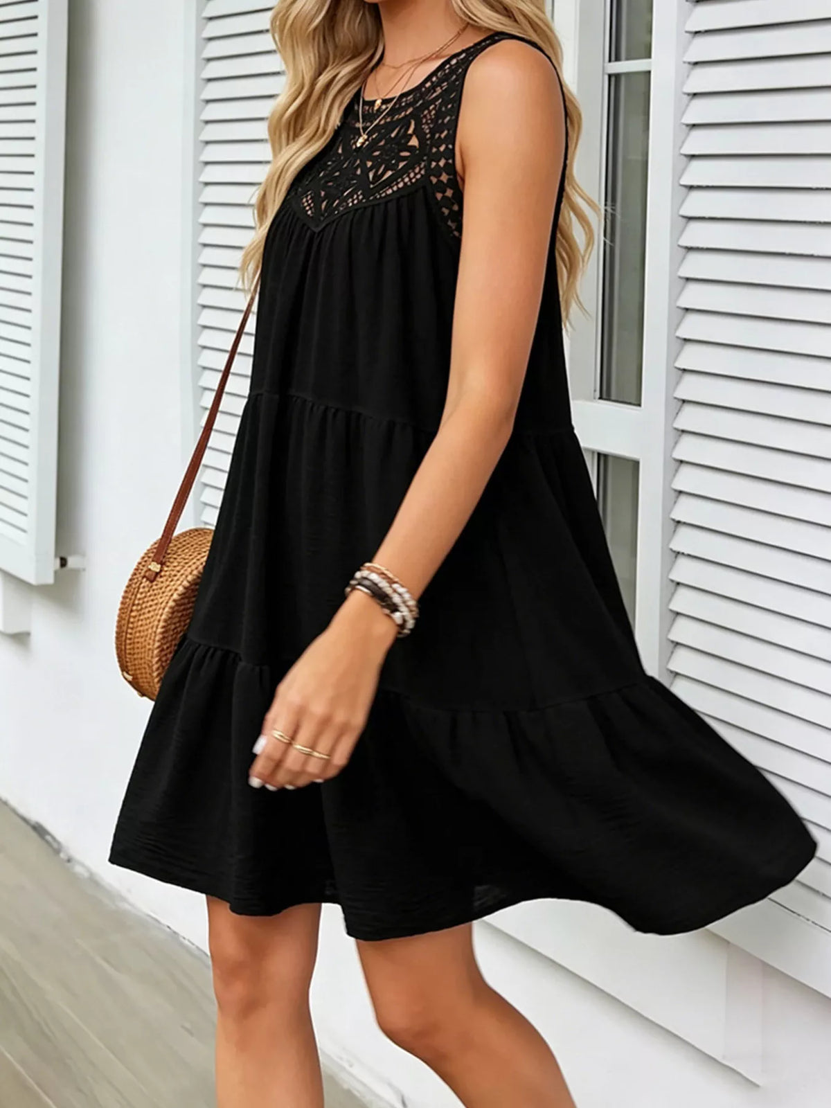 Lace detail on the sleeveless tiered dress