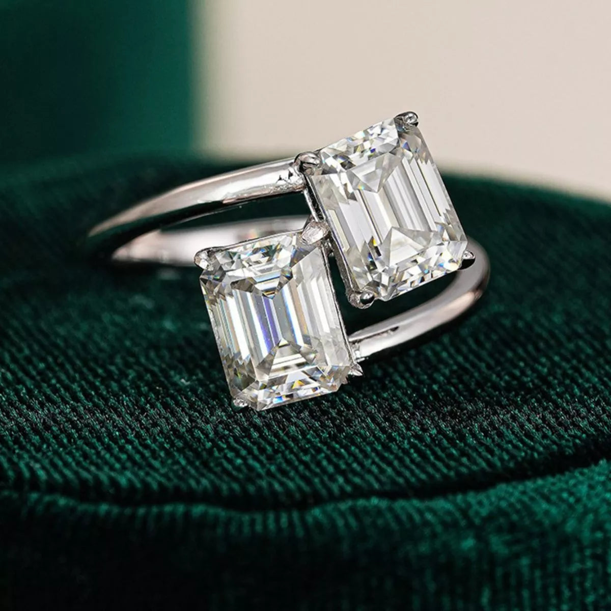Close up of the crossover band and moissanite stone