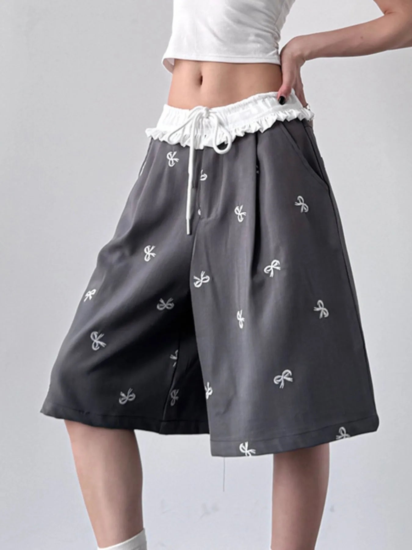 Bow Print Wide Leg Shorts with Contrast Ruffle Waistband - Fashorio