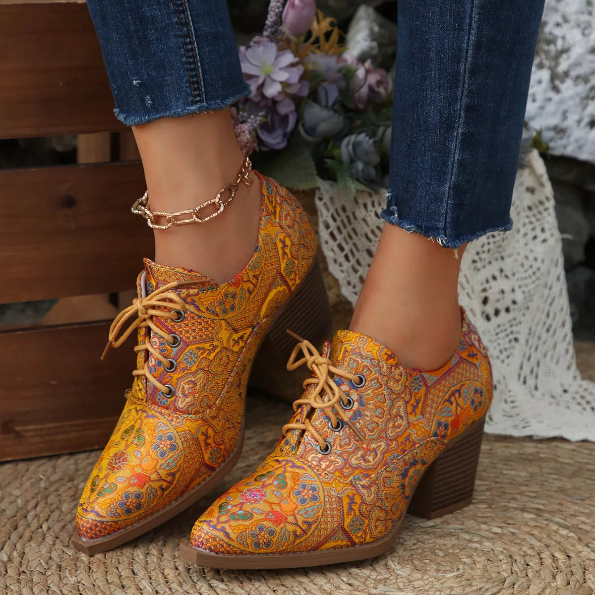 Point toe ankle boots zipper detail