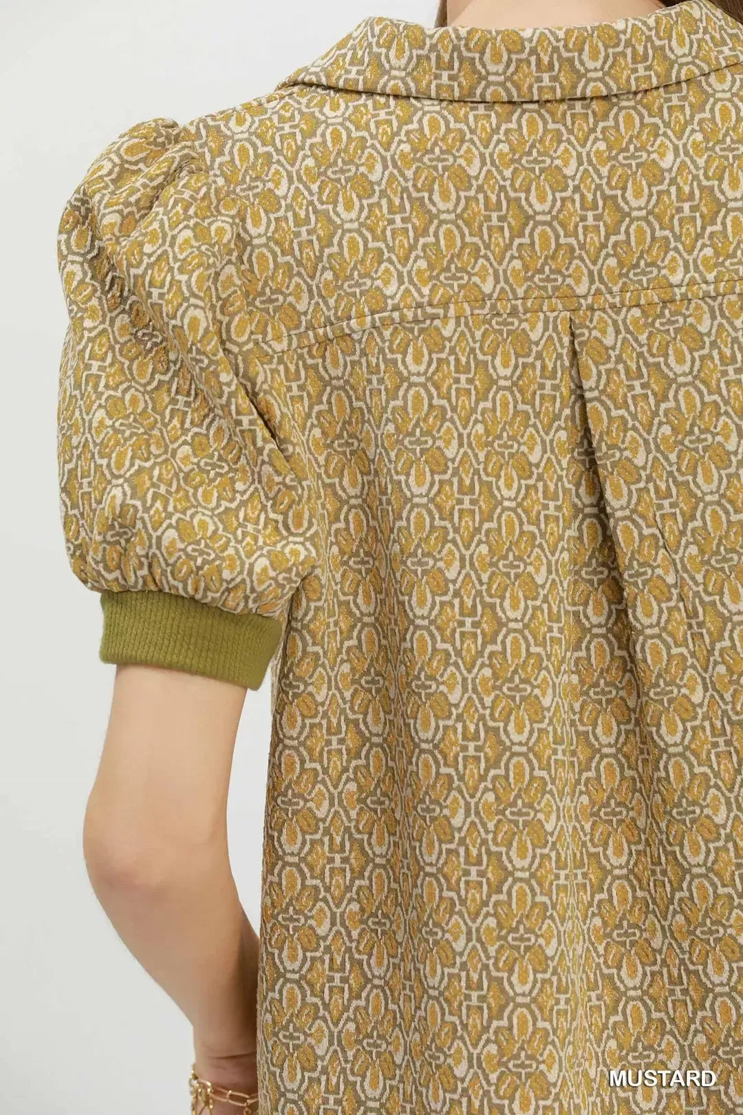Close up of the collar and print detail
