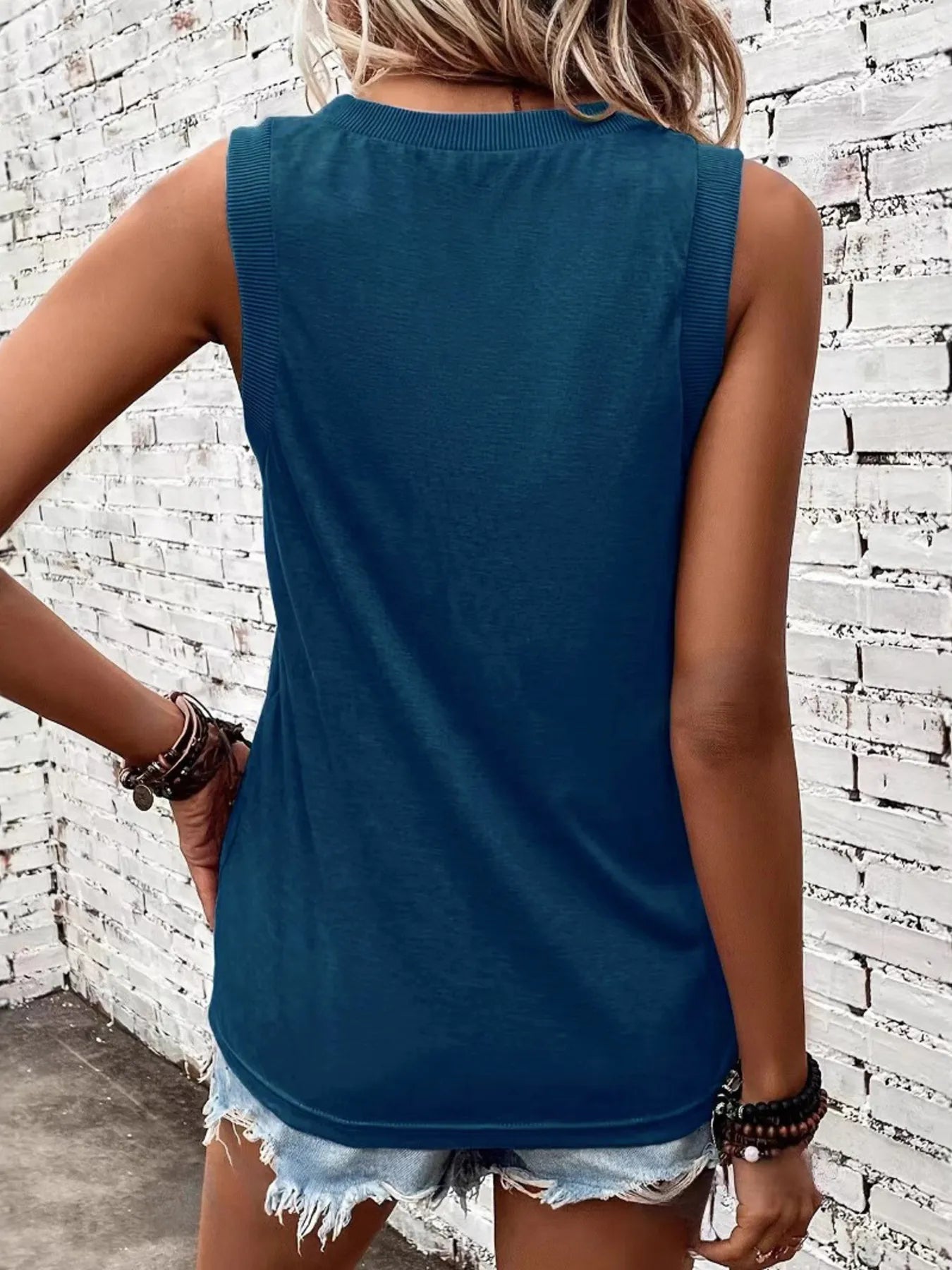 V-Neck Tank - Fashorio