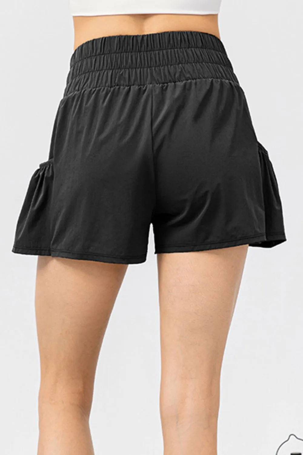 Elastic waist pocketed active shorts neckline detail