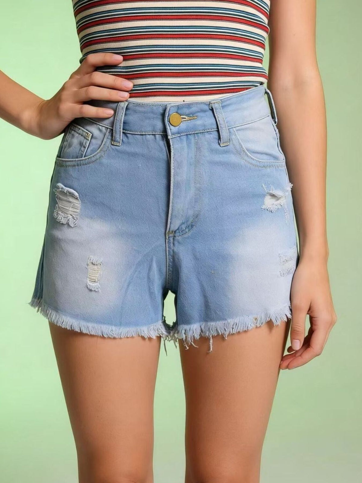 Leg opening and hem fray on the cotton denim shorts